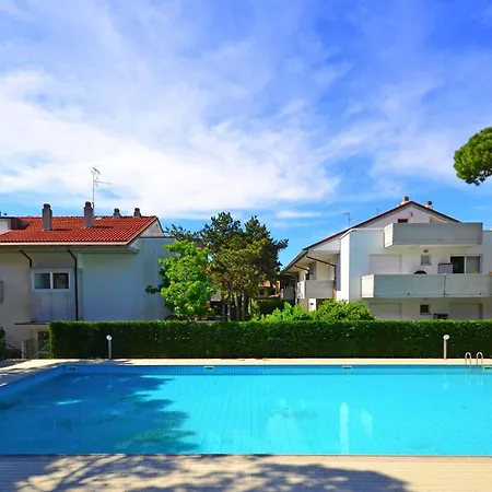 Familiar Flat With Swimming Pool Lignano Sabbiadoro